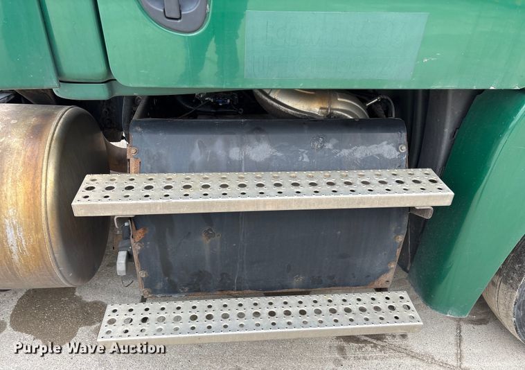 image for item FG1036 2017 Freightliner Cascadia semi truck