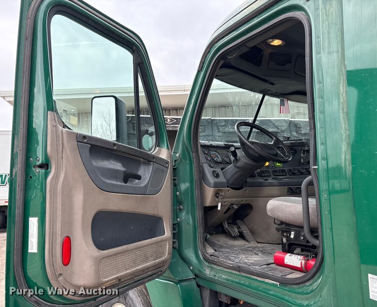 image for item FG1036 2017 Freightliner Cascadia semi truck