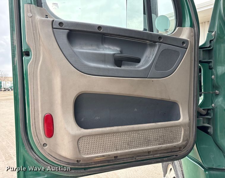 image for item FG1036 2017 Freightliner Cascadia semi truck