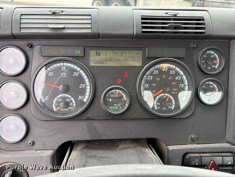 image for item FG1036 2017 Freightliner Cascadia semi truck