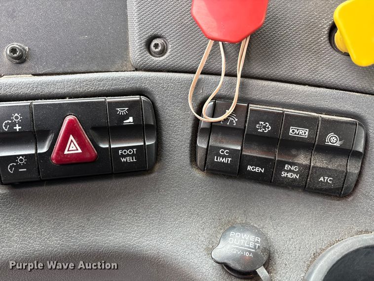 image for item FG1036 2017 Freightliner Cascadia semi truck