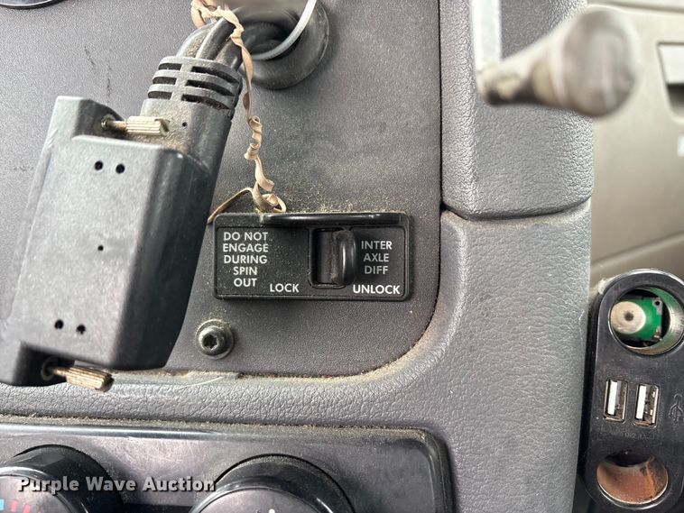 image for item FG1036 2017 Freightliner Cascadia semi truck