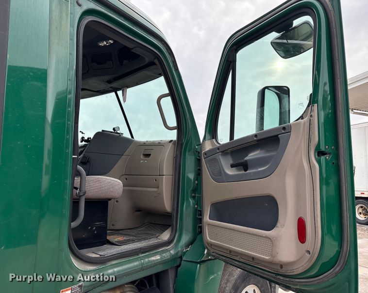 image for item FG1036 2017 Freightliner Cascadia semi truck