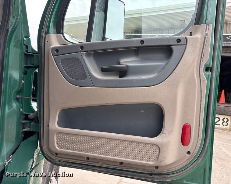 image for item FG1036 2017 Freightliner Cascadia semi truck