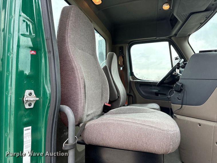 image for item FG1036 2017 Freightliner Cascadia semi truck