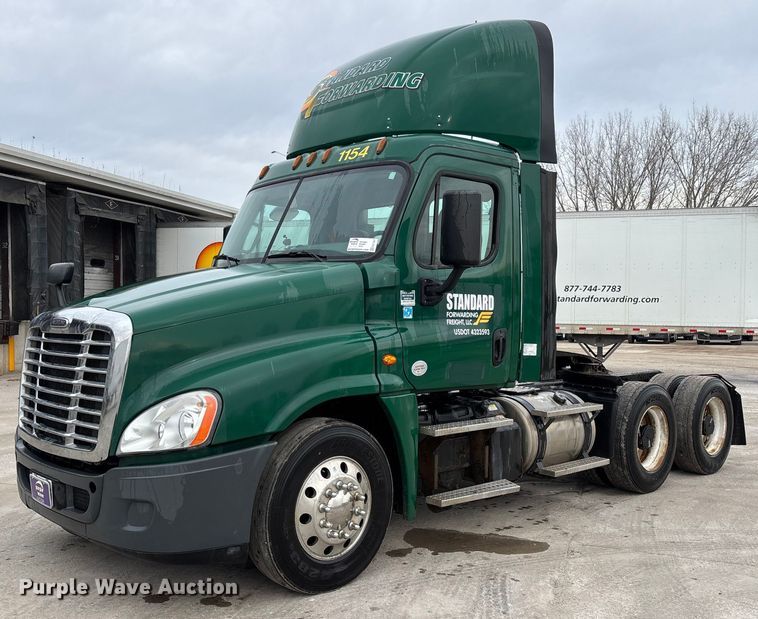 image for item FG1037 2017 Freightliner Cascadia 125 semi truck