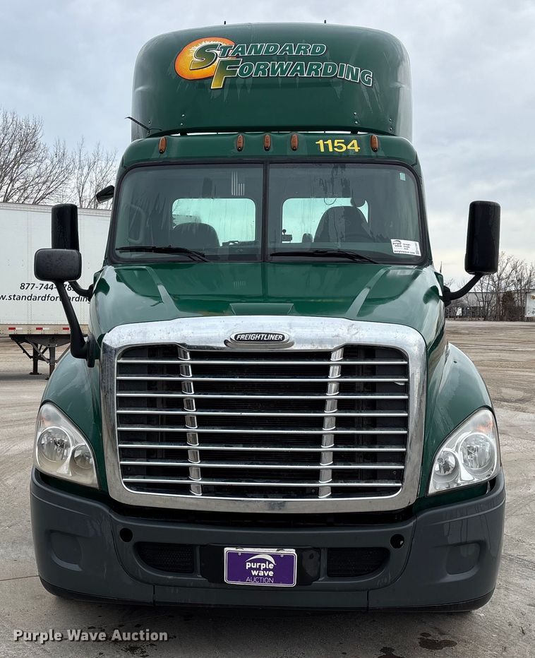 image for item FG1037 2017 Freightliner Cascadia 125 semi truck