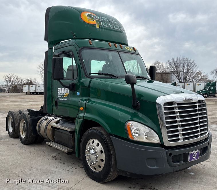 image for item FG1037 2017 Freightliner Cascadia 125 semi truck