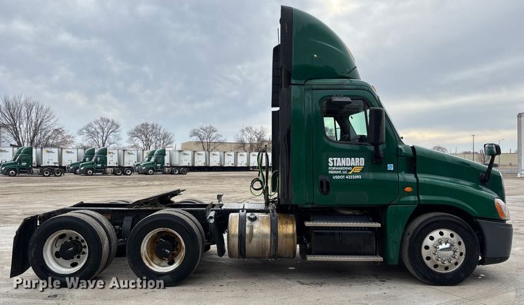 image for item FG1037 2017 Freightliner Cascadia 125 semi truck