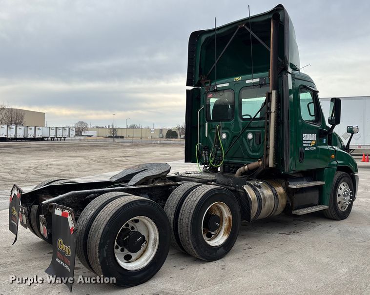 image for item FG1037 2017 Freightliner Cascadia 125 semi truck