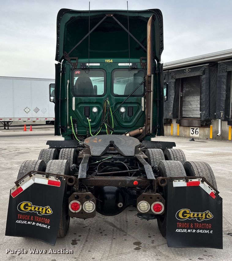 image for item FG1037 2017 Freightliner Cascadia 125 semi truck