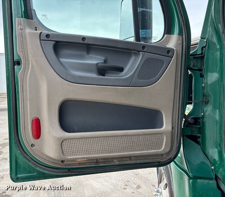 image for item FG1037 2017 Freightliner Cascadia 125 semi truck