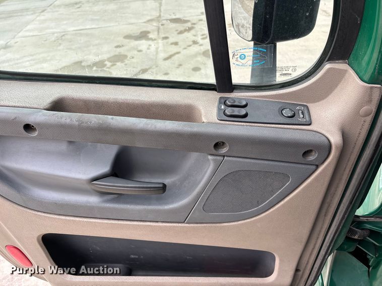 image for item FG1037 2017 Freightliner Cascadia 125 semi truck