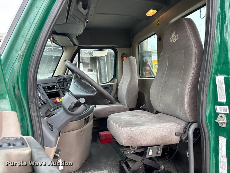 image for item FG1037 2017 Freightliner Cascadia 125 semi truck