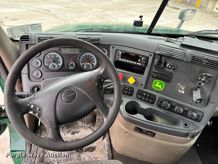 image for item FG1037 2017 Freightliner Cascadia 125 semi truck