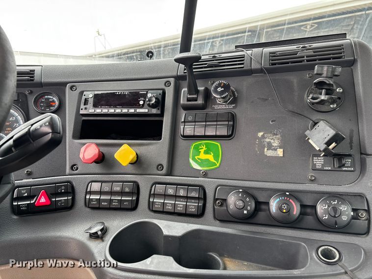 image for item FG1037 2017 Freightliner Cascadia 125 semi truck