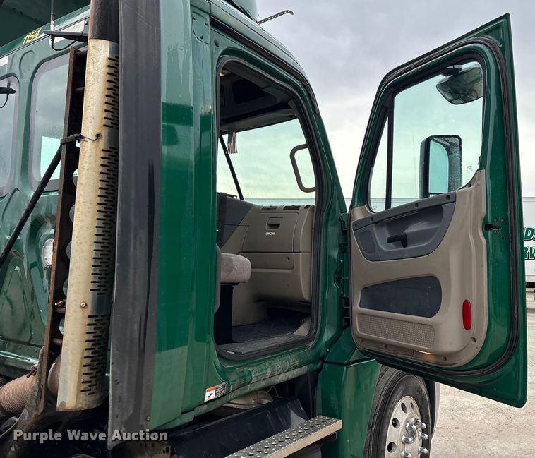 image for item FG1037 2017 Freightliner Cascadia 125 semi truck