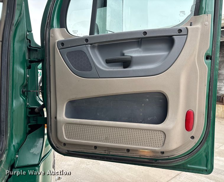 image for item FG1037 2017 Freightliner Cascadia 125 semi truck