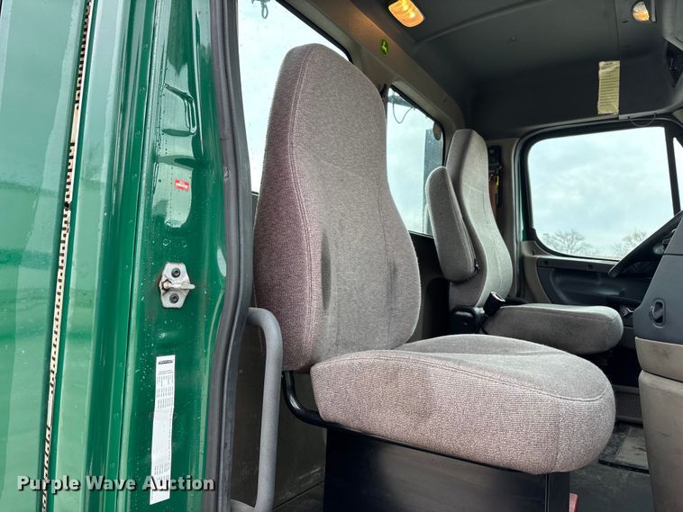 image for item FG1037 2017 Freightliner Cascadia 125 semi truck