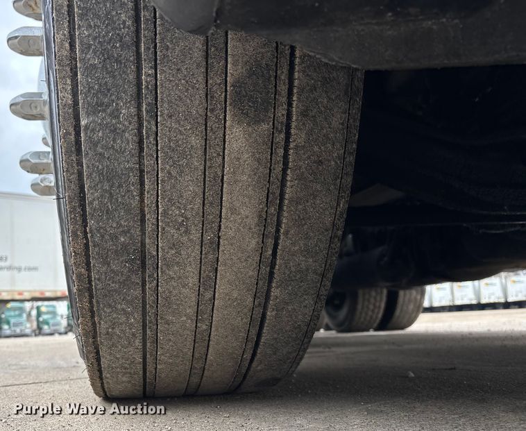 image for item FG1037 2017 Freightliner Cascadia 125 semi truck