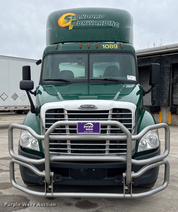 image for item FG1038 2017 Freightliner Cascadia 125 semi truck