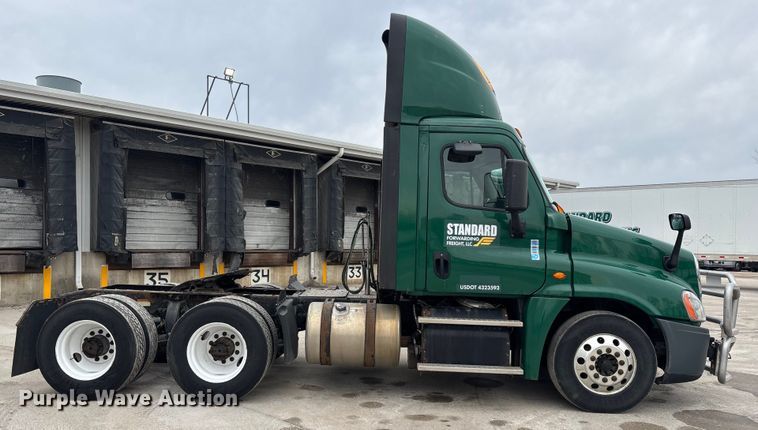 image for item FG1038 2017 Freightliner Cascadia 125 semi truck