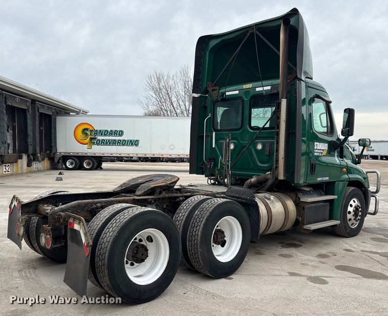 image for item FG1038 2017 Freightliner Cascadia 125 semi truck