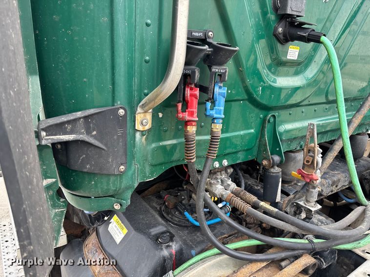 image for item FG1038 2017 Freightliner Cascadia 125 semi truck