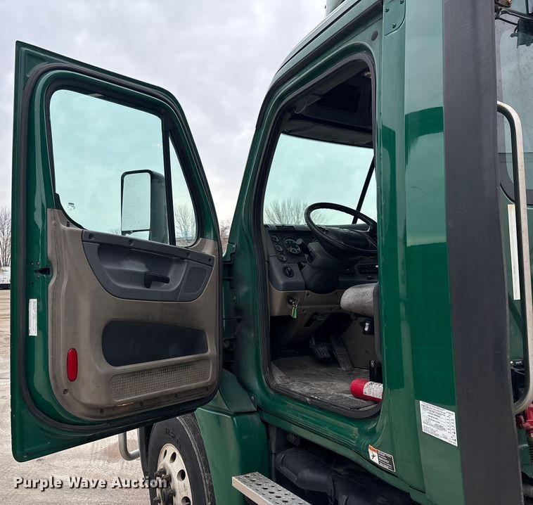 image for item FG1038 2017 Freightliner Cascadia 125 semi truck