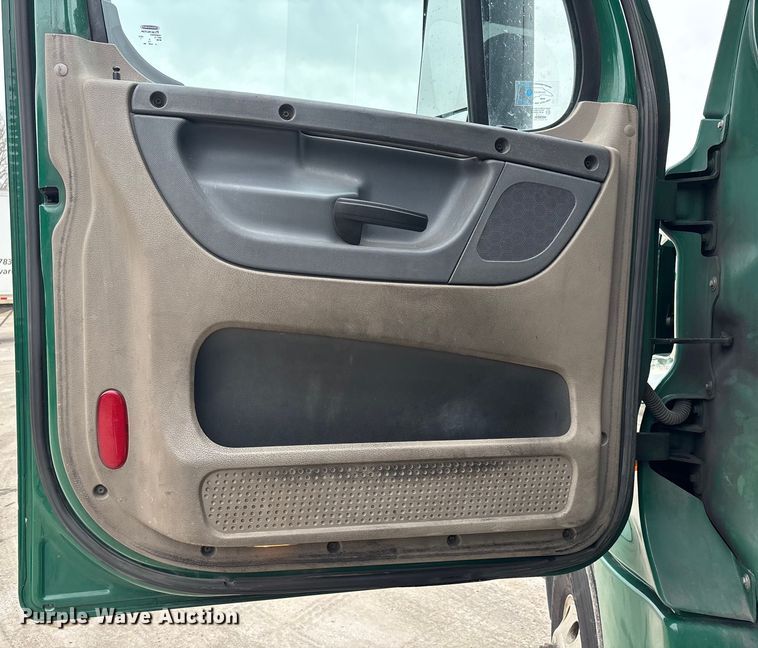 image for item FG1038 2017 Freightliner Cascadia 125 semi truck