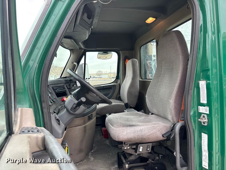 image for item FG1038 2017 Freightliner Cascadia 125 semi truck