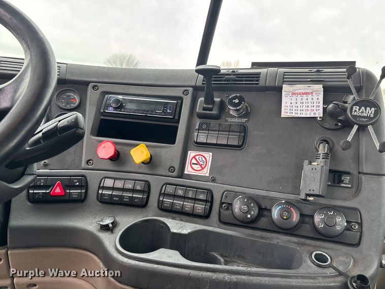 image for item FG1038 2017 Freightliner Cascadia 125 semi truck