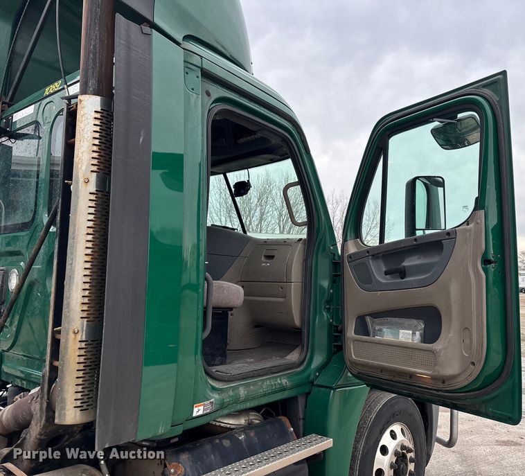 image for item FG1038 2017 Freightliner Cascadia 125 semi truck