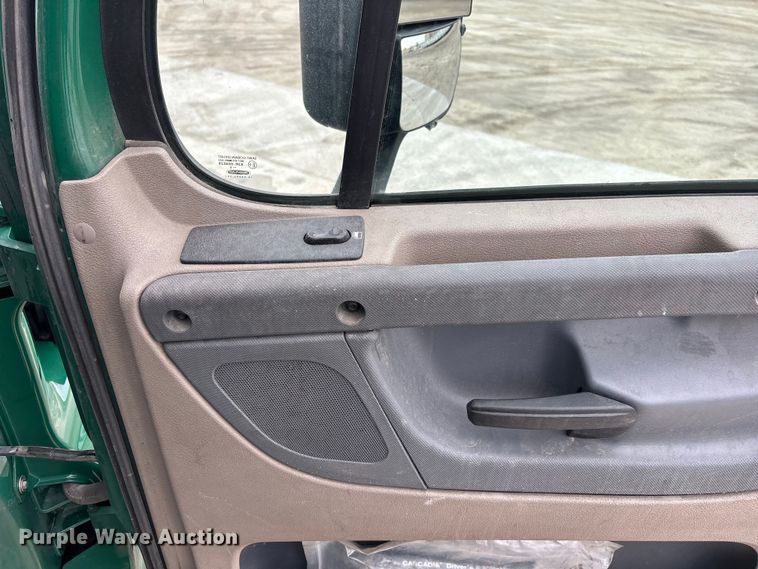 image for item FG1038 2017 Freightliner Cascadia 125 semi truck