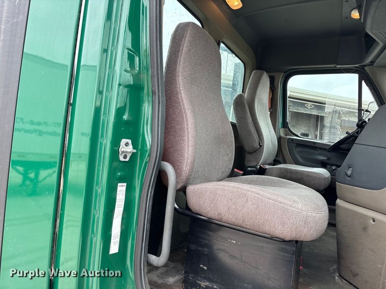 image for item FG1038 2017 Freightliner Cascadia 125 semi truck