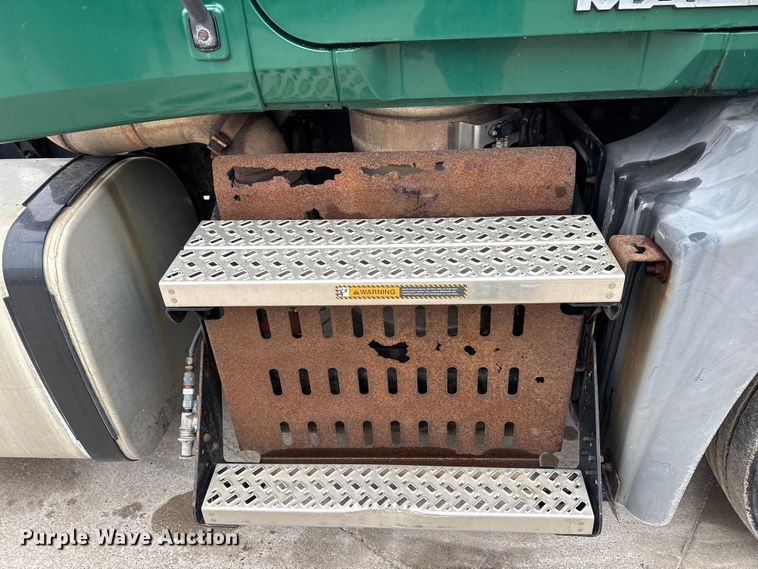 image for item FG1039 2016 Mack CXU613 semi truck