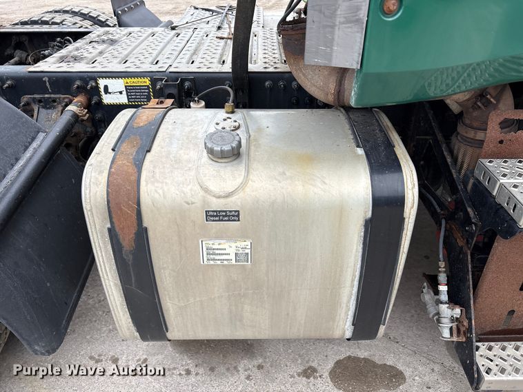 image for item FG1039 2016 Mack CXU613 semi truck