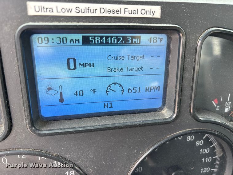 image for item FG1039 2016 Mack CXU613 semi truck