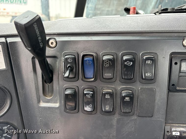 image for item FG1039 2016 Mack CXU613 semi truck