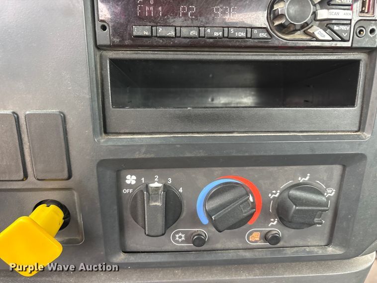 image for item FG1039 2016 Mack CXU613 semi truck