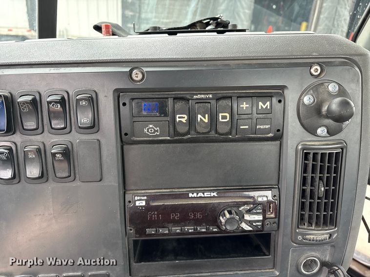 image for item FG1039 2016 Mack CXU613 semi truck