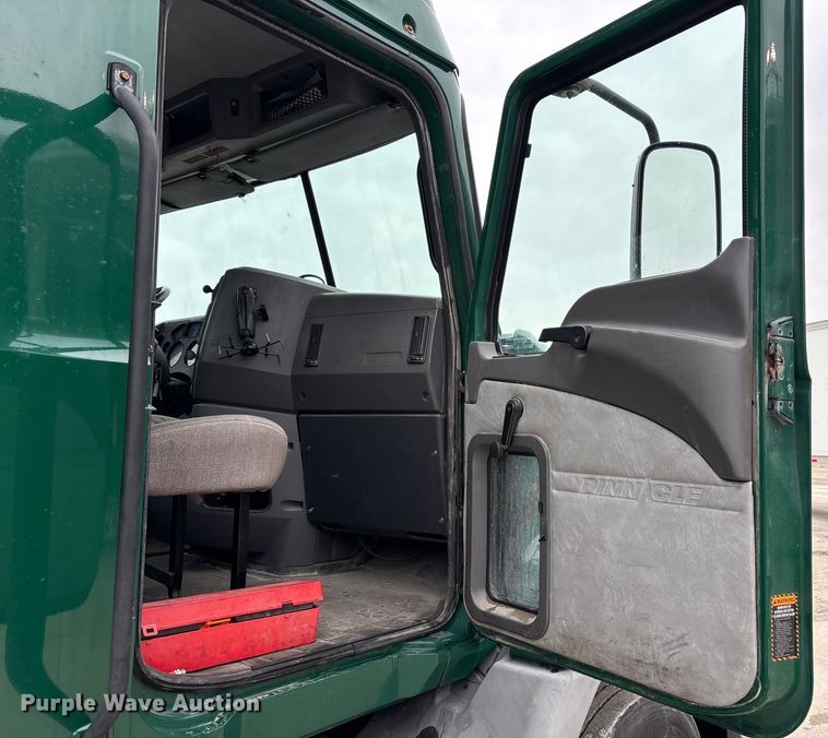 image for item FG1039 2016 Mack CXU613 semi truck