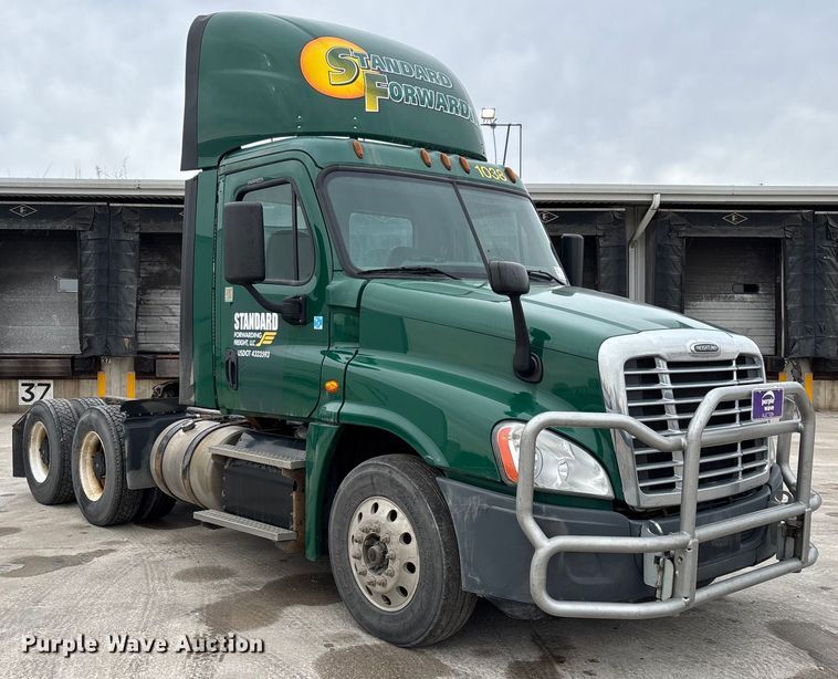 image for item FG1040 2017 Freightliner Cascadia 125 semi truck