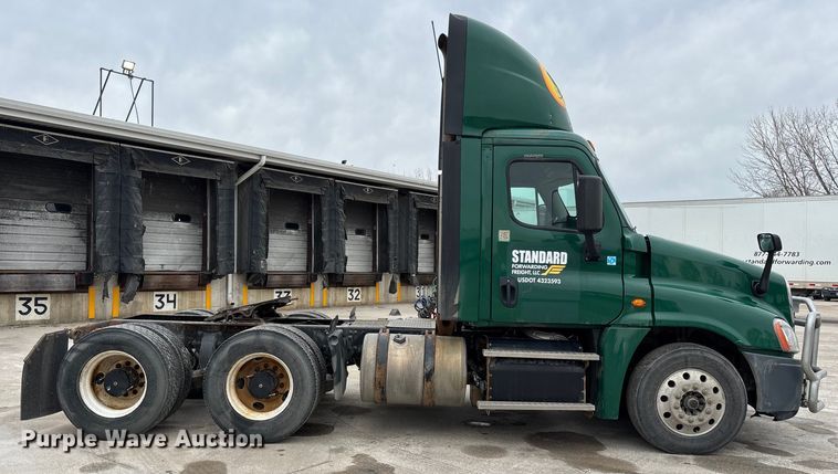 image for item FG1040 2017 Freightliner Cascadia 125 semi truck