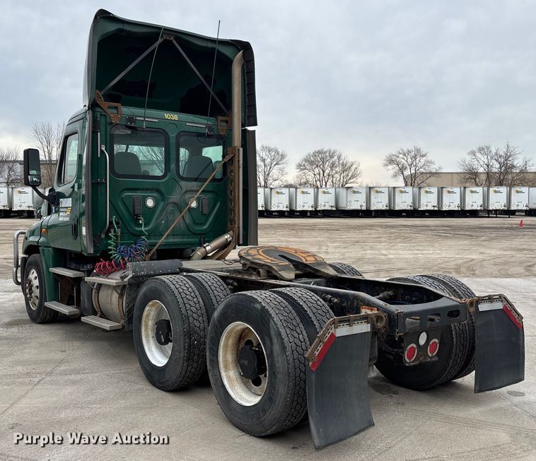 image for item FG1040 2017 Freightliner Cascadia 125 semi truck