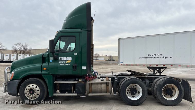 image for item FG1040 2017 Freightliner Cascadia 125 semi truck