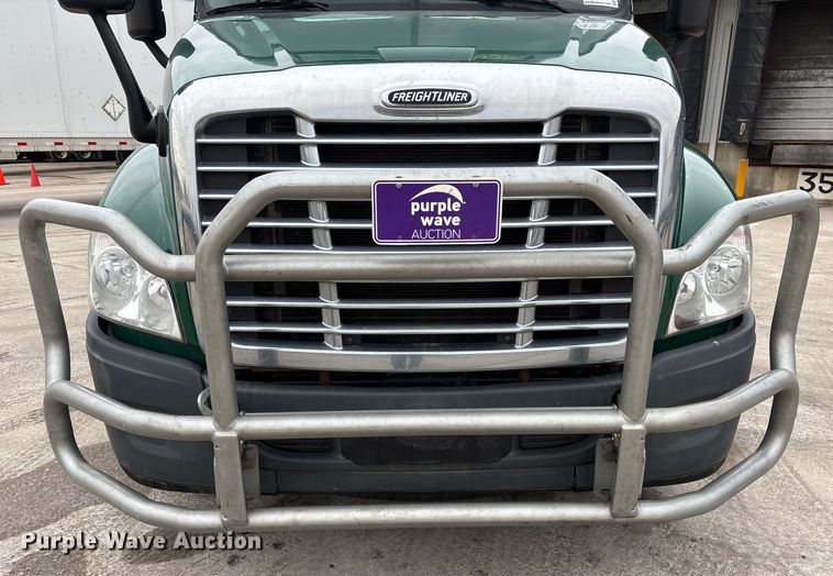 image for item FG1040 2017 Freightliner Cascadia 125 semi truck