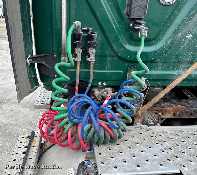 image for item FG1040 2017 Freightliner Cascadia 125 semi truck