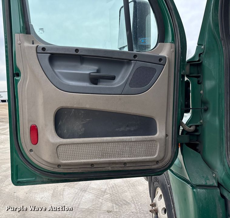 image for item FG1040 2017 Freightliner Cascadia 125 semi truck