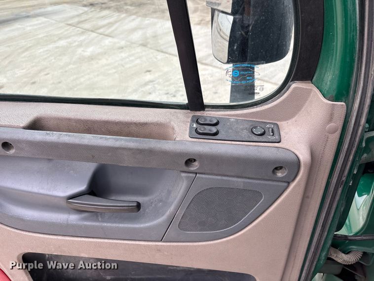 image for item FG1040 2017 Freightliner Cascadia 125 semi truck